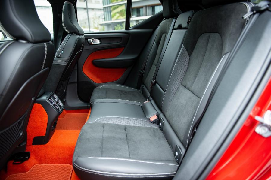 Интерьер Volvo XC40 T5 R-Design 2018 года  (JP) (фото 9 из 23)